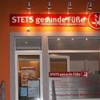 Angestrahltes Werbeschild mit Strahlern als Lichtquelle - Nachtwirkung